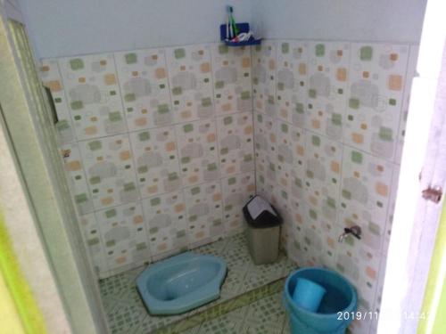 Ένα μπάνιο στο Penginapan Griya Watukelir