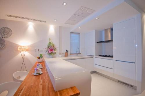 Η κουζίνα ή μικρή κουζίνα στο Panu Luxury Beachfront Apartments
