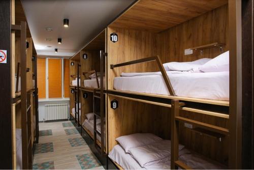 Katil dua tingkat atau katil-katil dua tingkat dalam bilik di хостел Hi Loft