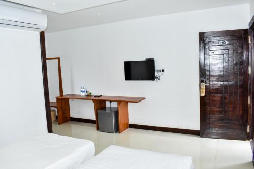 A television and/or entertainment centre at J7 Villaj Resort