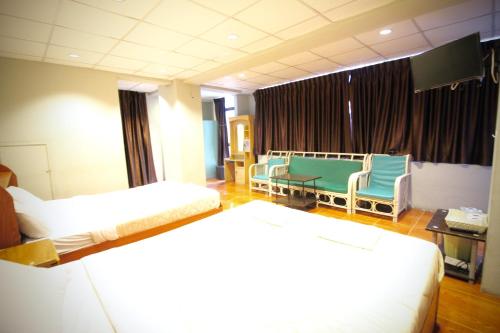 芭達雅南區的住宿－KKinn South Pattaya，酒店客房,配有两张床和两把椅子