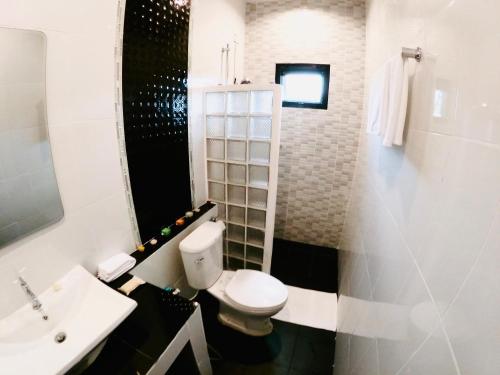 拜縣的住宿－Serene Resort，浴室配有白色卫生间和盥洗盆。