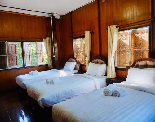 Ένα ή περισσότερα κρεβάτια σε δωμάτιο στο Punyin Hotel Inthanon -ปั้นหยิ่น โฮเทล