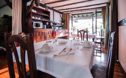 uma sala de jantar com uma mesa e uma chaleira de chá em Hotel SPA Atxaspi em Lesaka