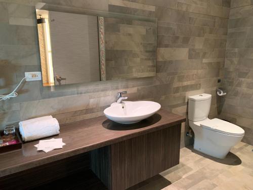 Un baño de 麗登汽車旅館