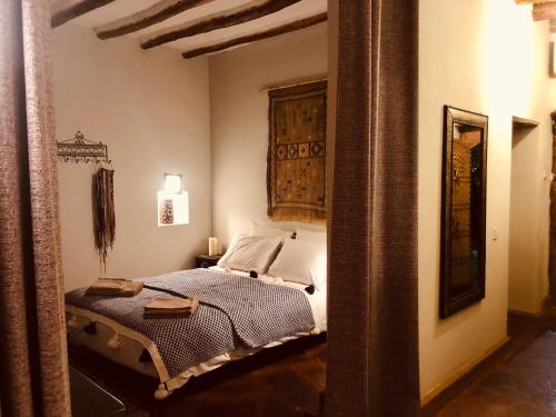 a bedroom with a bed in the corner of a room at Les Jardins de Taja in Ourika