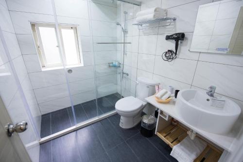 a bathroom with a shower and a toilet and a sink at ManMan House Ruifang in Ruifang