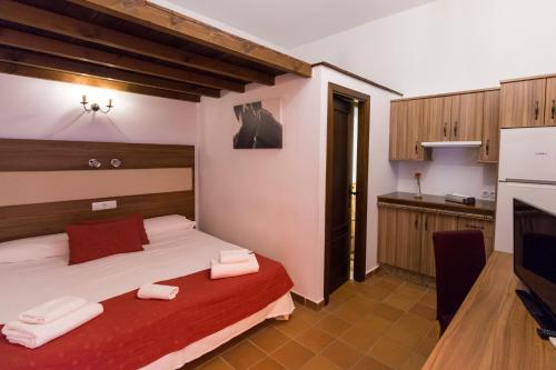 Ένα ή περισσότερα κρεβάτια σε δωμάτιο στο Hostal Rural La Fonda Del Rocio