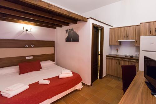 A bed or beds in a room at Hostal Rural La Fonda Del Rocio