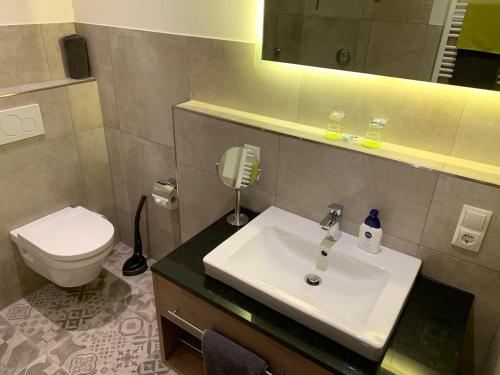 a bathroom with a sink and a toilet at Landhotel Witte-König in Garrel