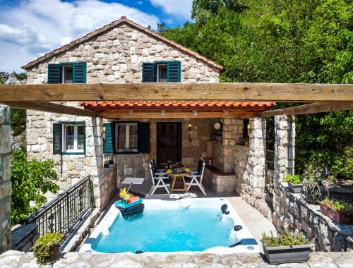 Stonehouse Korlat with open-air jacuzzi