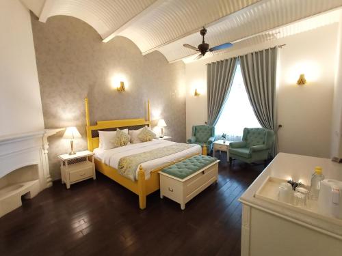 a bedroom with a king sized bed and a bathroom at Hotel Pine Retreat Mallroad in Mussoorie