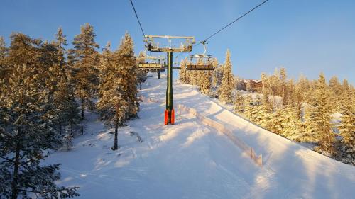 a ski lift going down a snow covered slope at IGMA Lodge in Borlänge