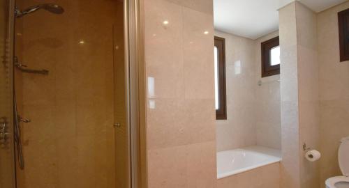 A bathroom at 1 bedroom Apartment Nesoi with sea and golf views, Aphrodite Hills Resort