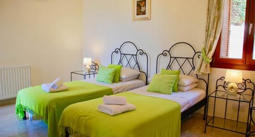 Cama o camas de una habitación en 4 bedroom Villa Kourion with private pool, Aphrodite Hills Resort