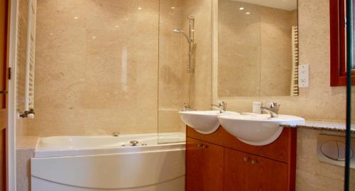 Vonios kambarys apgyvendinimo įstaigoje 4 bedroom Villa Kourion with private pool, Aphrodite Hills Resort