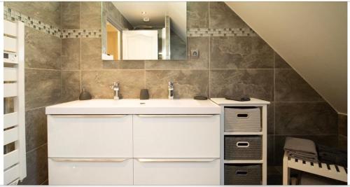 a bathroom with a sink and a mirror at Le rohan sawadee in Colmar