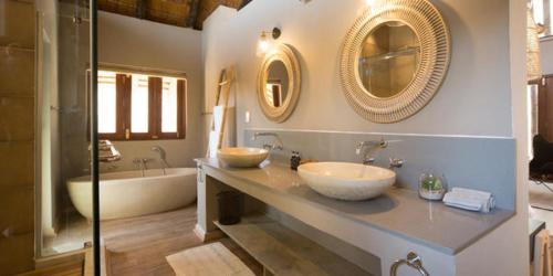 Bathroom sa Ntamba Safari Lodge