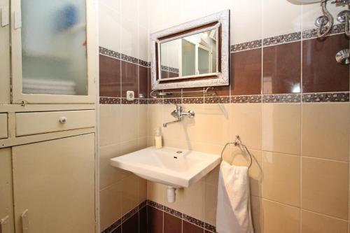 巴斯卡的住宿－Apartment Fantov Old Town Residence，一间带水槽和镜子的浴室