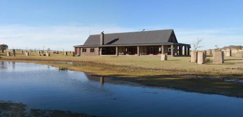 PhilippolisにあるOtterskloof Game Reserveの水域の隣に建つ建物