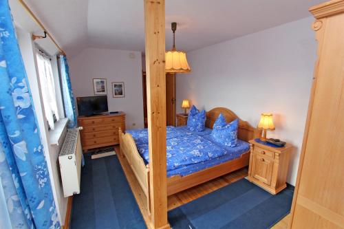 UserinにあるFerienwohnungen Userin SEE 5970のベッドルーム1室(二段ベッド1組、青いシーツ付)
