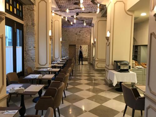 A restaurant or other place to eat at GALATAHAN Hotel Istanbul Karakoy