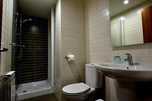 ein Bad mit einem WC, einem Waschbecken und einer Dusche in der Unterkunft Apartament Gredera in Olot