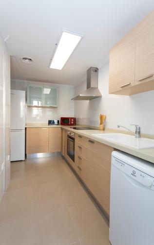 Brisas B2, 2 dormitorios, playa a 100m, by Bookindenia