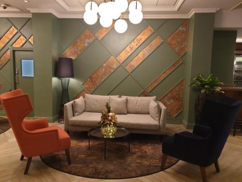 Ruang duduk di Mercure Cardiff North Hotel