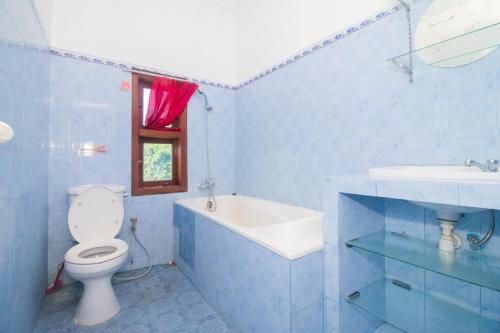A bathroom at RedDoorz near Pantai Boom
