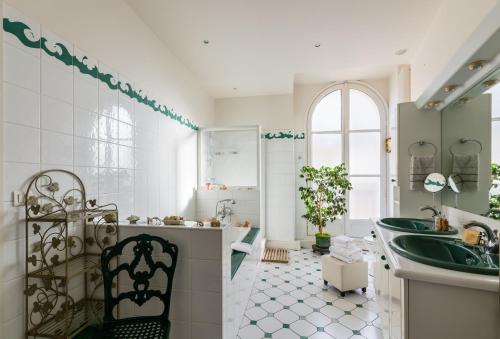 une salle de bain avec un lavabo et un miroir dans l'établissement Veeve - Haussmann Beauty in the 6th, à Paris