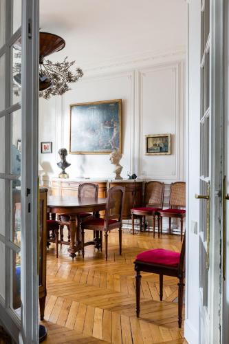une salle à manger avec une table et des chaises dans l'établissement Veeve - Haussmann Beauty in the 6th, à Paris