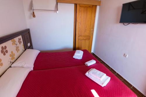 سرير أو أسرّة في غرفة في Hostal Rural La Fonda Del Rocio