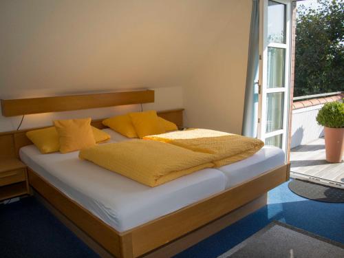 Postel nebo postele na pokoji v ubytování 176 Ferienwohnungen 3 Schmidt_s Au