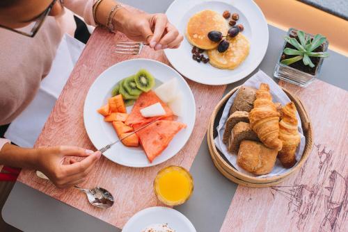 a table with plates of food on it at Pestana Churchill Bay in Câmara de Lobos