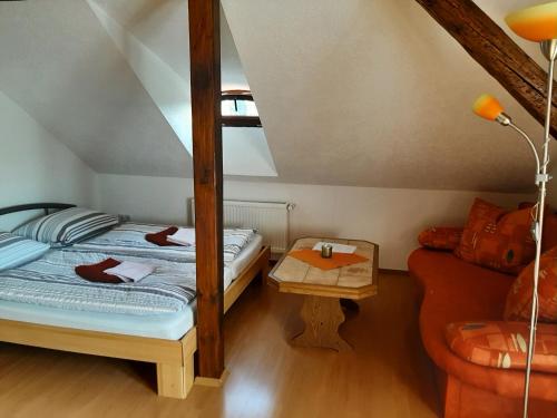 um quarto com um beliche e um sofá em Fewo Am Triebischbrunnen em Meissen