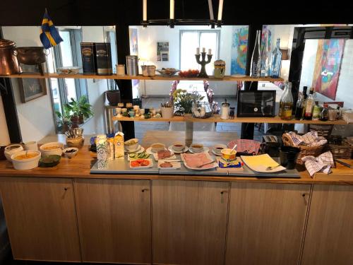 einen Tisch mit Essen in der Küche in der Unterkunft Abbekås Golfrestaurang & Hotell in Abbekås