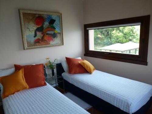 Cette chambre comprend 2 lits et une fenêtre. dans l'établissement beb my lake, à Torri del Benaco