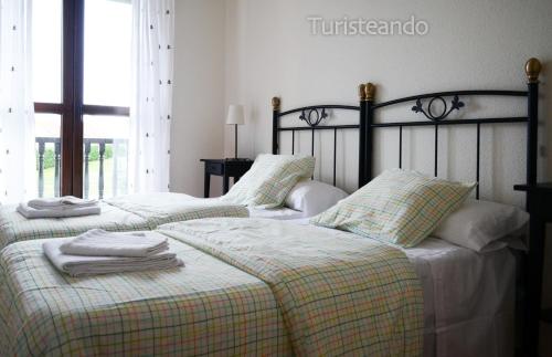 En eller flere senge i et værelse på Chalet Las Calzadas - Jardín, parking y vistas increíbles