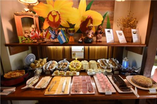 a display case with a bunch of food on a table at Pousada Riacho Dos Cambucas in Abraão