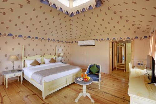 Una cama o camas en una habitación de Jawai Leopard Safari Lodge