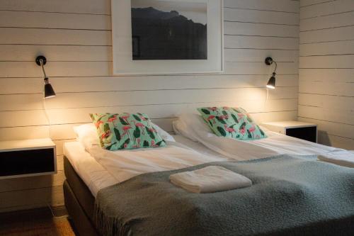 
A bed or beds in a room at Unstad Arctic Surf

