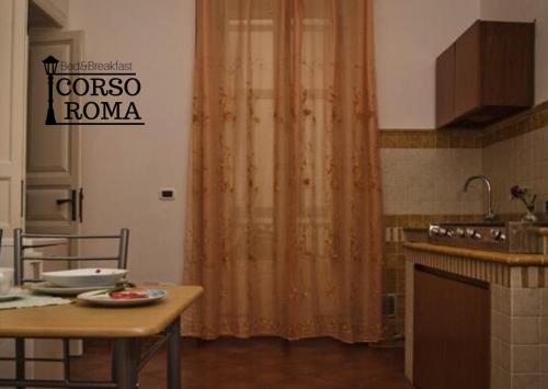 cocina con mesa y cortina en B&B Corso Roma, en Lanciano