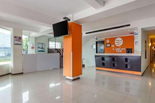 El vestíbulo o zona de recepción de Comfort Inn Cancún Aeropuerto
