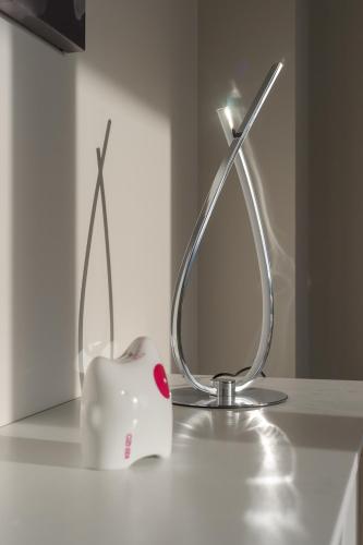 une lampe et une bougie sur une table dans l'établissement Les Raisins du Bonheur, à Puisseguin