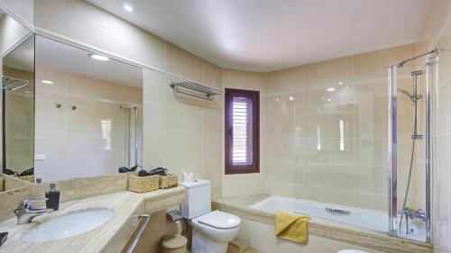 ein Badezimmer mit einem WC, einem Waschbecken und einer Badewanne in der Unterkunft Villa Sávila in Caleta de Fuste