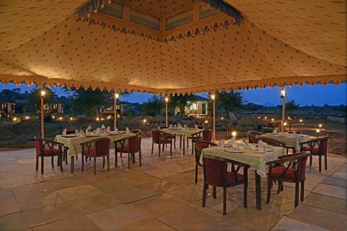 Un restaurante u otro lugar para comer en Jawai Leopard Safari Lodge