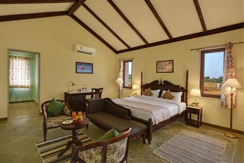 Una cama o camas en una habitación de Jawai Leopard Safari Lodge