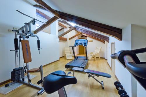 una habitación con un gimnasio con cinta de correr en Albergo Roma, en Tolmezzo