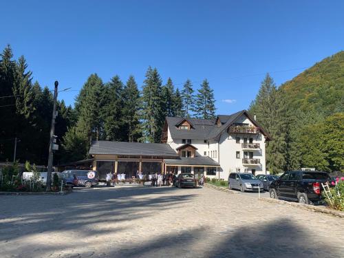 Gambar di galeri bagi Hotel Pastravaria Popas di Stațiunea Climaterică Sâmbăta